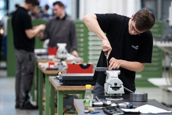 chi-phi-du-hoc-nghe-duc-dieu-kien-ra-sao-nghe-co-khi