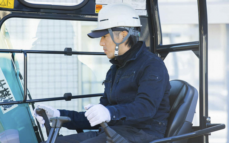 Công nhân điều khiển máy san nền đường tại Tochigi Nhật Bản, công việc đơn giản thu nhập ổn định trong chương trình tuyển lái máy xây dựng Nhật Bản