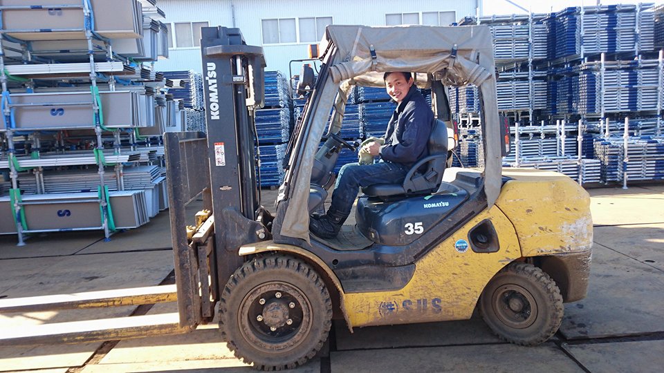 Lao động nam vận hành máy xúc trong công trình xây dựng tại Nhật Bản, môi trường làm việc chuyên nghiệp, phù hợp đơn tuyển lái máy xây dựng Nhật Bản 2026