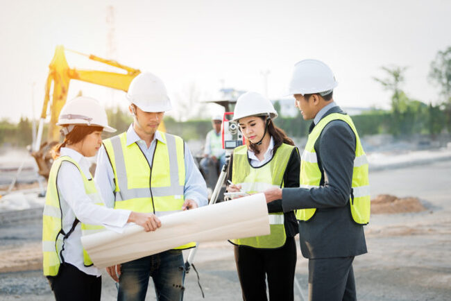 Kỹ sư quản lý thi công công trình dân dụng giám sát tiến độ và chất lượng xây dựng tại Nhật Bản