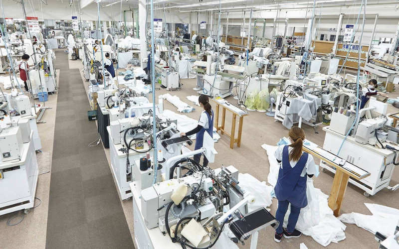 Lao động nữ Việt Nam may quần áo phụ nữ và trẻ em tại Nhật Bản trong môi trường xưởng may hiện đại với thu nhập ổn định tại Tochigi