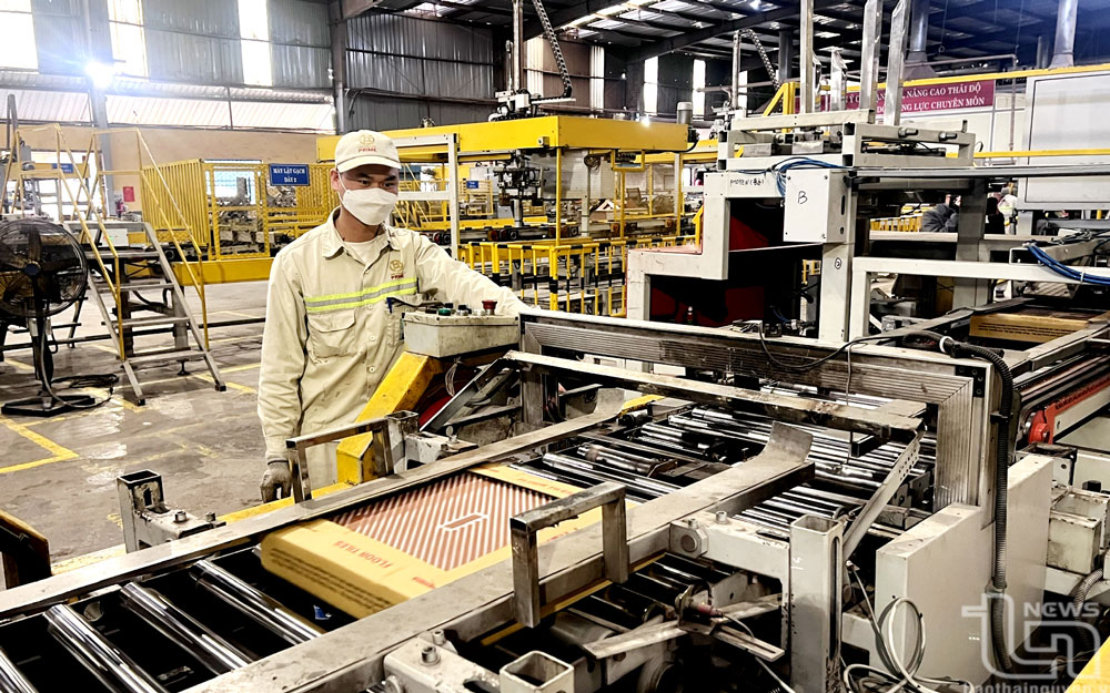 Kỹ sư vận hành máy sản xuất vật liệu xây dựng làm việc tại nhà máy công nghiệp hiện đại ở Hyogo Nhật Bản