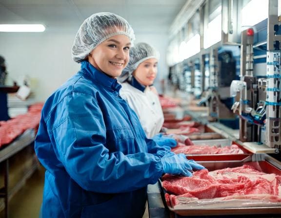 Công nhân chế biến thịt công nghiệp tại Hy Lạp vận chuyển hàng hóa, vệ sinh máy móc và đảm bảo tiêu chuẩn an toàn thực phẩm châu Âu