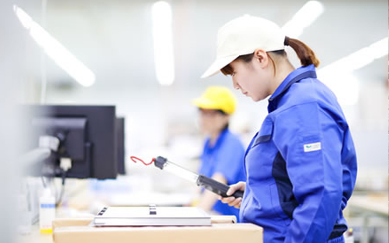 Kỹ thuật viên vận hành máy linh kiện điện tử tại Hyogo giám sát dây chuyền sản xuất và kiểm tra chất lượng sản phẩm trong nhà máy Nhật Bản