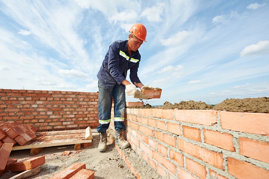 Thợ xây dựng công trình nhà nước tại Latvia thực hiện xây dựng mặt tiền, làm móng và thi công kết cấu công trình quy mô lớn
